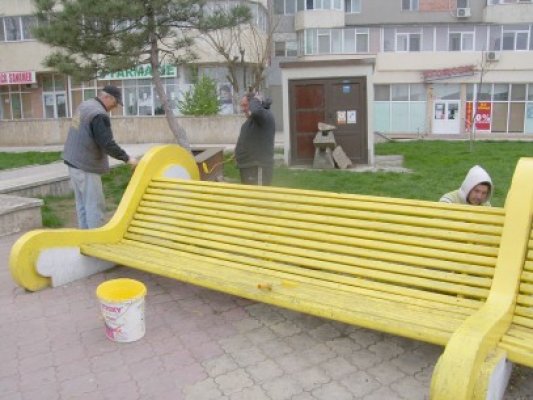 Se recondiţionează băncile din parcurile municipiului